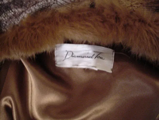 RARE & UNIQUE  LUXURIOUS PRE-OWNED DIAMOND TEA ROBE SATIN LINED DRESSING GOWN ADORNED WITH  LUXURIOUS FUR TRIM - SIZE SMALL / MEDIUM