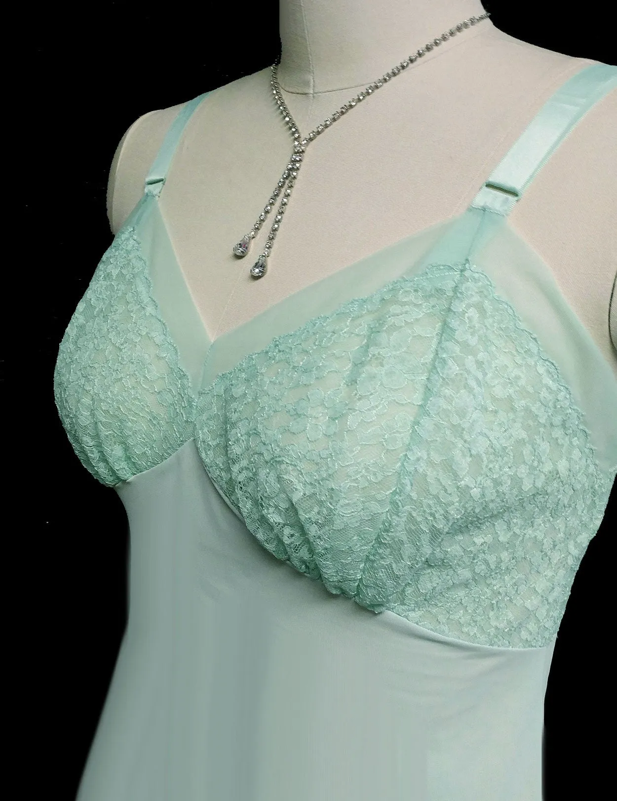 *VINTAGE SEAMPRUFE LACE SLIP IN RARE SEA GREEN